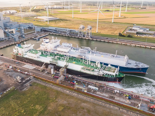LNG tanker v terminálu Eemshaven